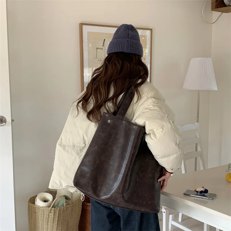 Large Capacity Bucket Bag Women's 2025 Simple Leisure Commute Shoulder Handbag Designer Luxury Bag image 4