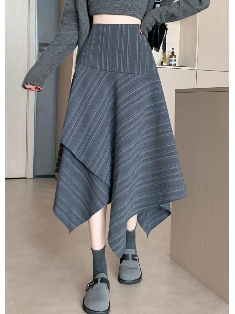 กระโปรงทรงเอลายทางซ้อนกันแบบไม่สม่ำเสมอ แฟชั่นใหม่สำหรับผู้หญิง ฤดูใบไม้ร่วงและฤดูหนาว ความยาวปานกลาง ทรงเอไลน์