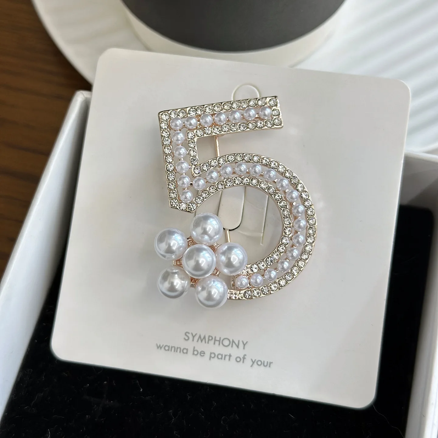 New Women's High-end Luxury Digital 5 Brooch Artificial Pearl Rhinestone Pin Suit Jacket Chest Flower