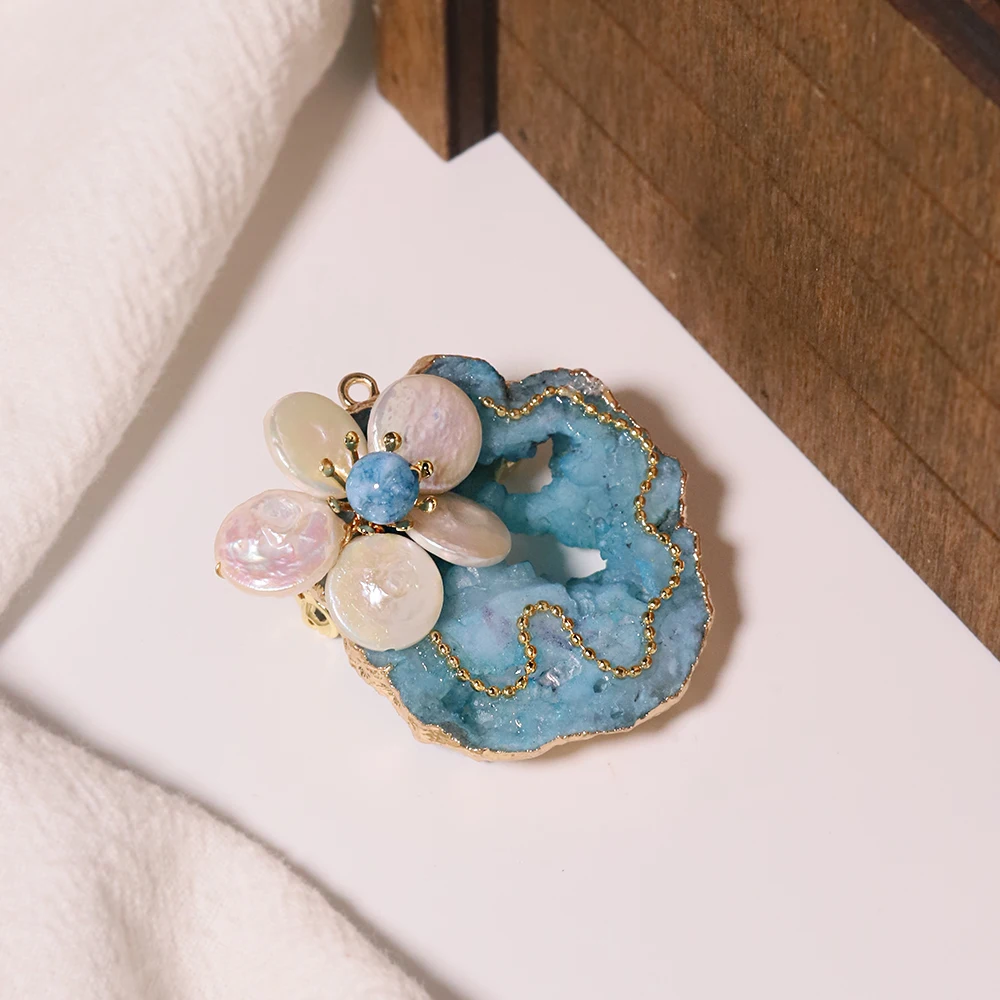 

Natural Freshwater Pearl Flower Blue Crystal Brooch Korean Women's Luxury Jewelry Fashion Women's and Girls' Gifts GO0578
