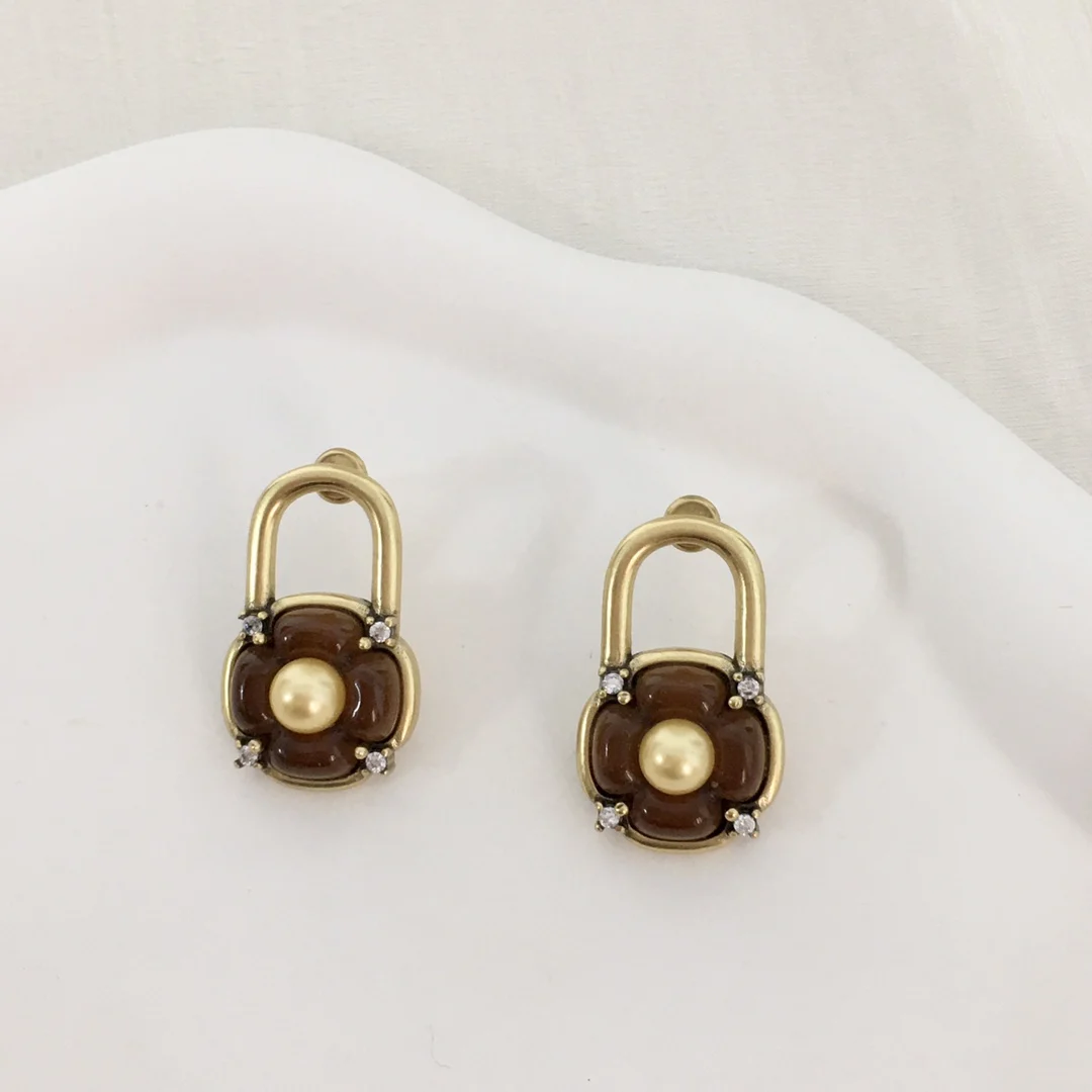 Four-leaf clover white shell tiger eye lock earrings female senior sense retro style