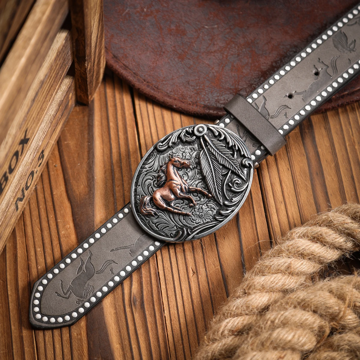 Ein Gürtel aus Kunstleder im westlichen Stil, sowohl für Männer als auch für Frauen, ein klassischer und lässiger Retro-Gürtel. – Detail 8