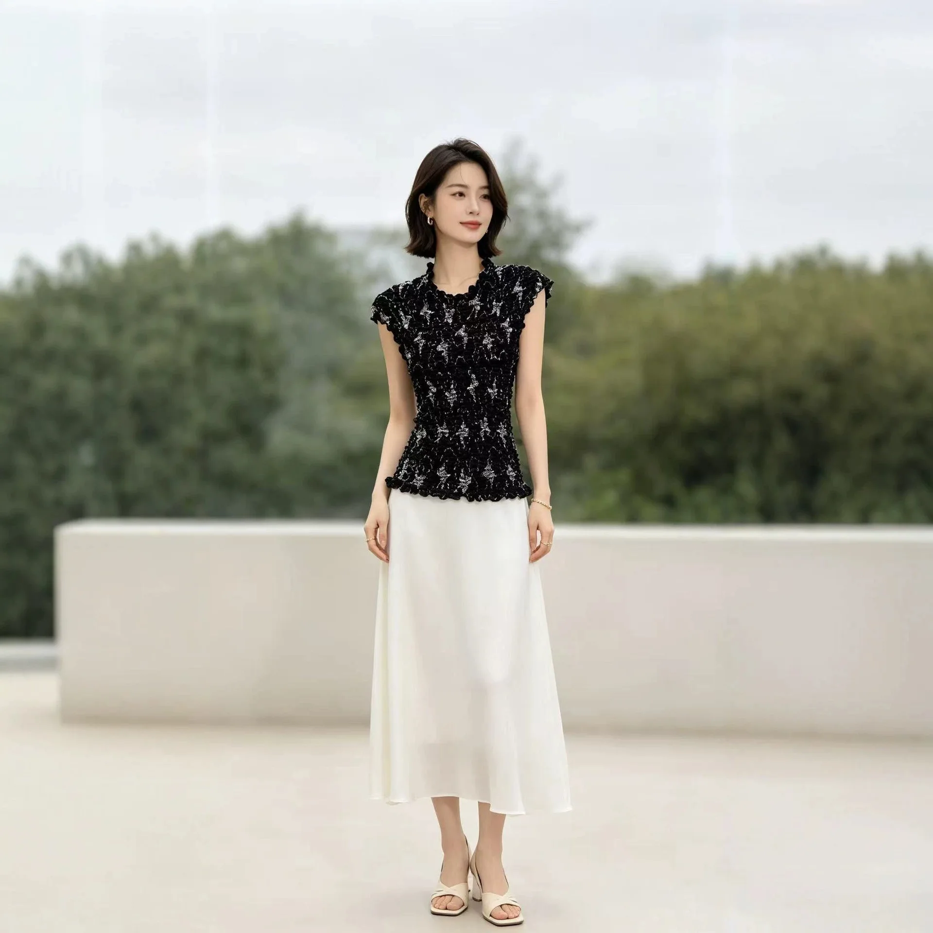 Miyake Textured Silver Pattern Bubble Pleated Sleeveless Top Women's Summer Ruffled V-Neck Slim Fit Stretchy Pullover T-shirt