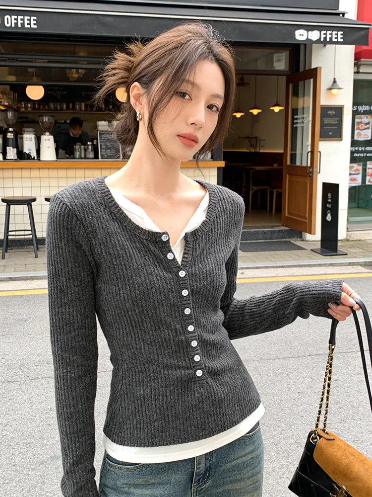 Gray Knitted Base Layer Shirt Women's Winter 2026 New Style Beautiful Inner Wear Top Korean Style Padded Button Design T-shirt