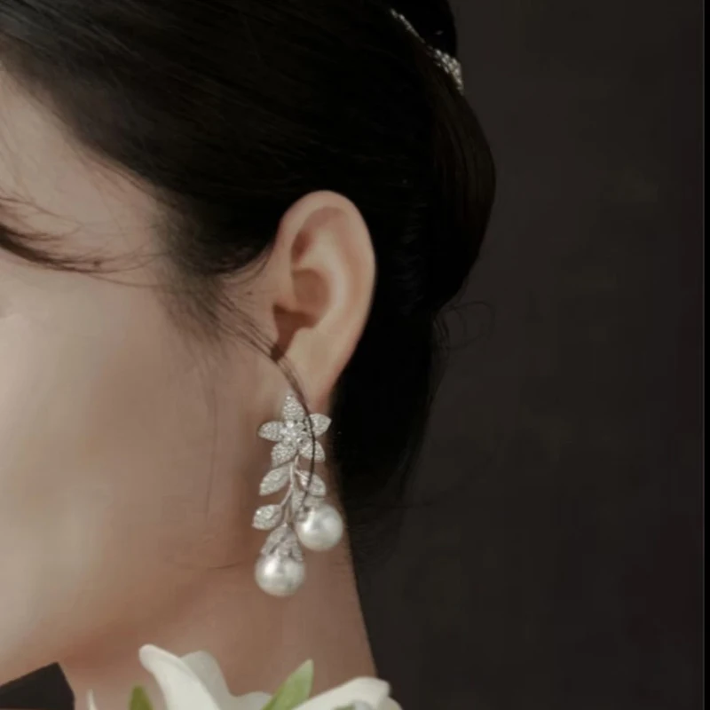 Boucles d'oreilles pendantes Huitan esthétiques en forme de fleur et de feuille pour femme, élégantes, imitation perle, fiançailles, brillantes, en oxyde de zirconium, bijoux fantaisie pour cadeau