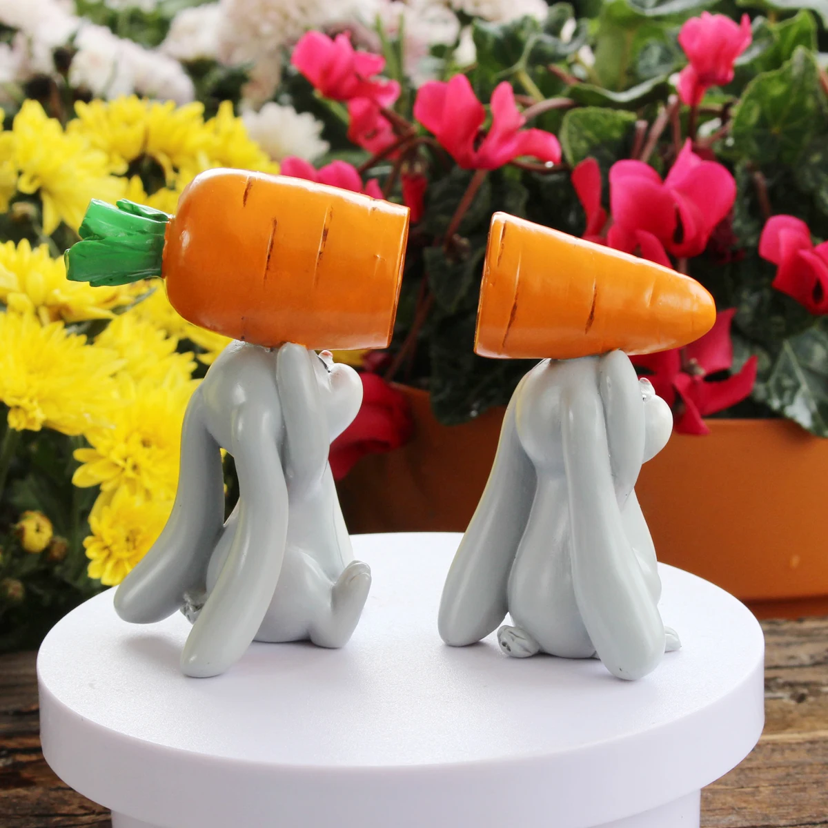 2 sets of cute rabbit carrying carrot decorative figurines, animal resin decorative items, suitable for outdoor gardens, courtya