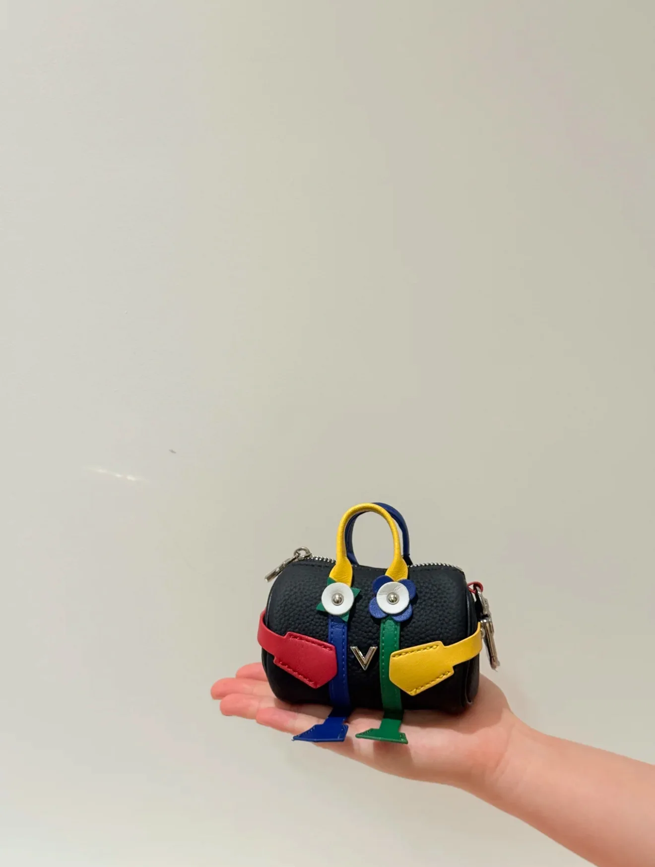 レディース ミニクロスボディバッグ 本革ポーチバッグ チャーム付き ジッパー開閉 スリムデザイン 口紅ポーチバッグ 女性へのギフト