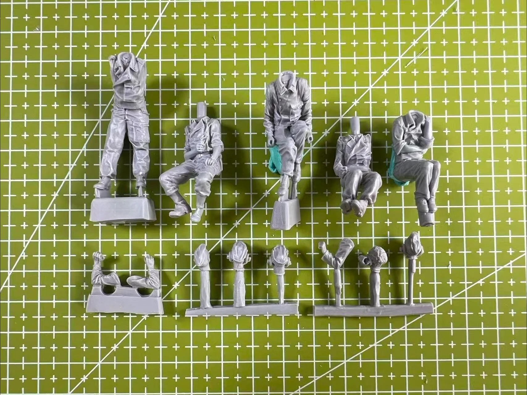 Precyzyjny model z żywicy odlewanej w skali 1:35, zestaw pancernych pojazdów i żołnierzy, 5-elementowy zestaw do samodzielnego montażu, niepomalowany.