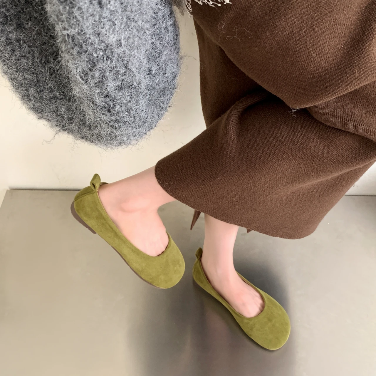 Damen-Ballerinas aus Wildleder mit runder Zehenpartie, Slip-On, weiche, lässige flache Schuhe – Detail 11