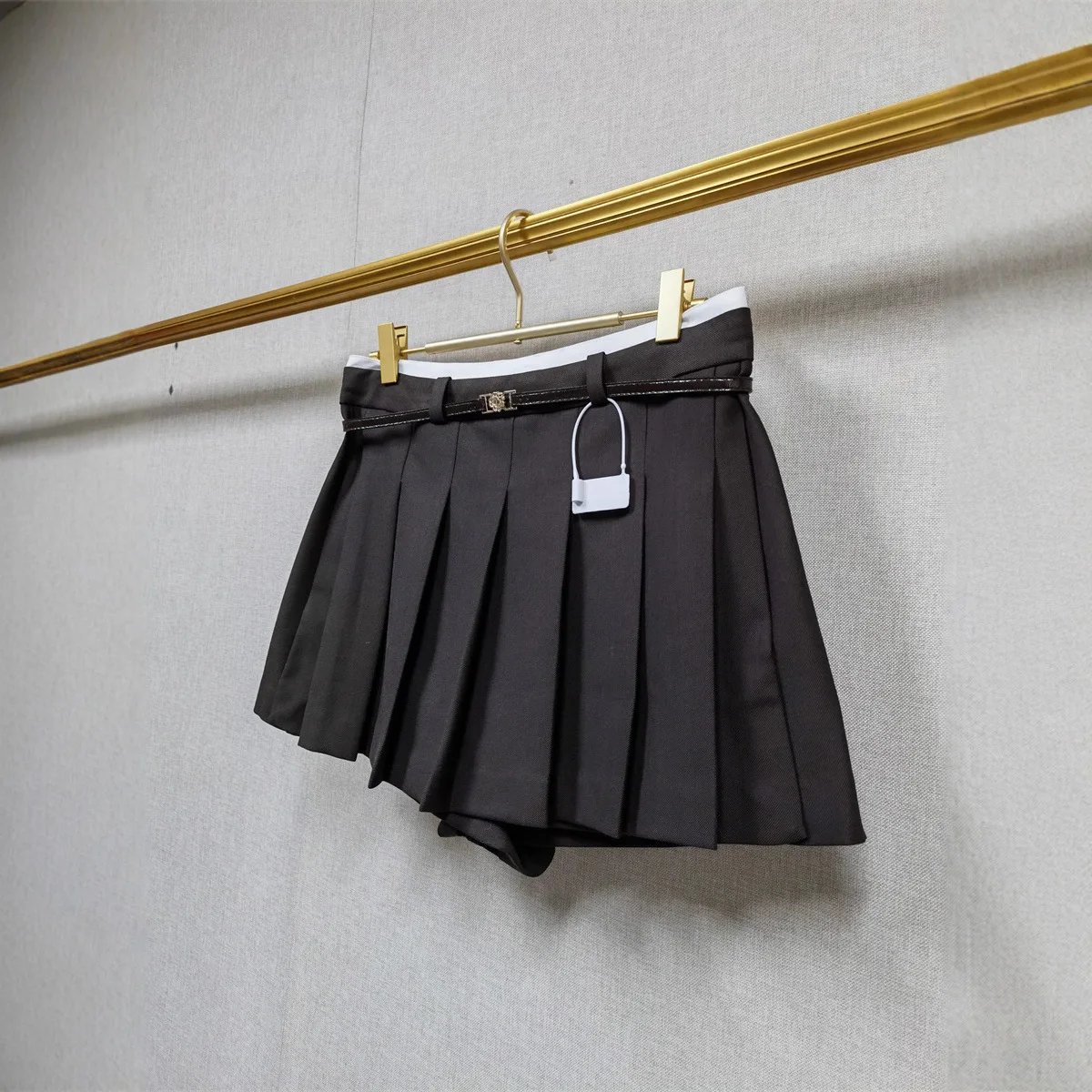 

【Gift Free】2025 Autumn Winter French Niche Grey Solid A-Line High-Waist Pleated Mini Skirt with Anti-Exposure Shorts for Women