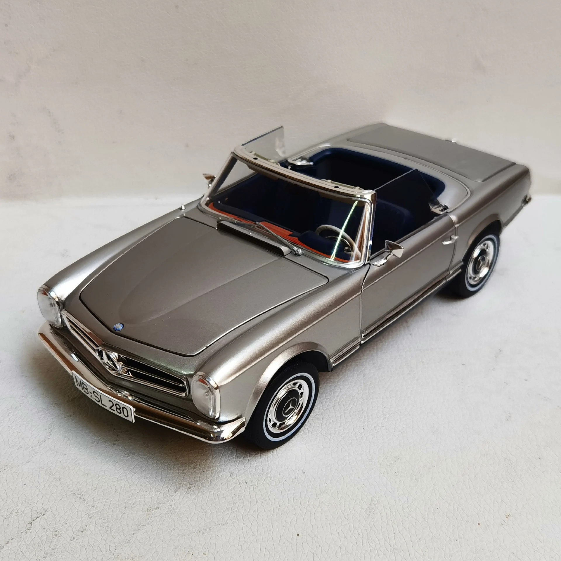 Diecast 1:18 Scale Benz 280 SL Simulation Alloy Car Model Toy Collectible Gifts Ornaments