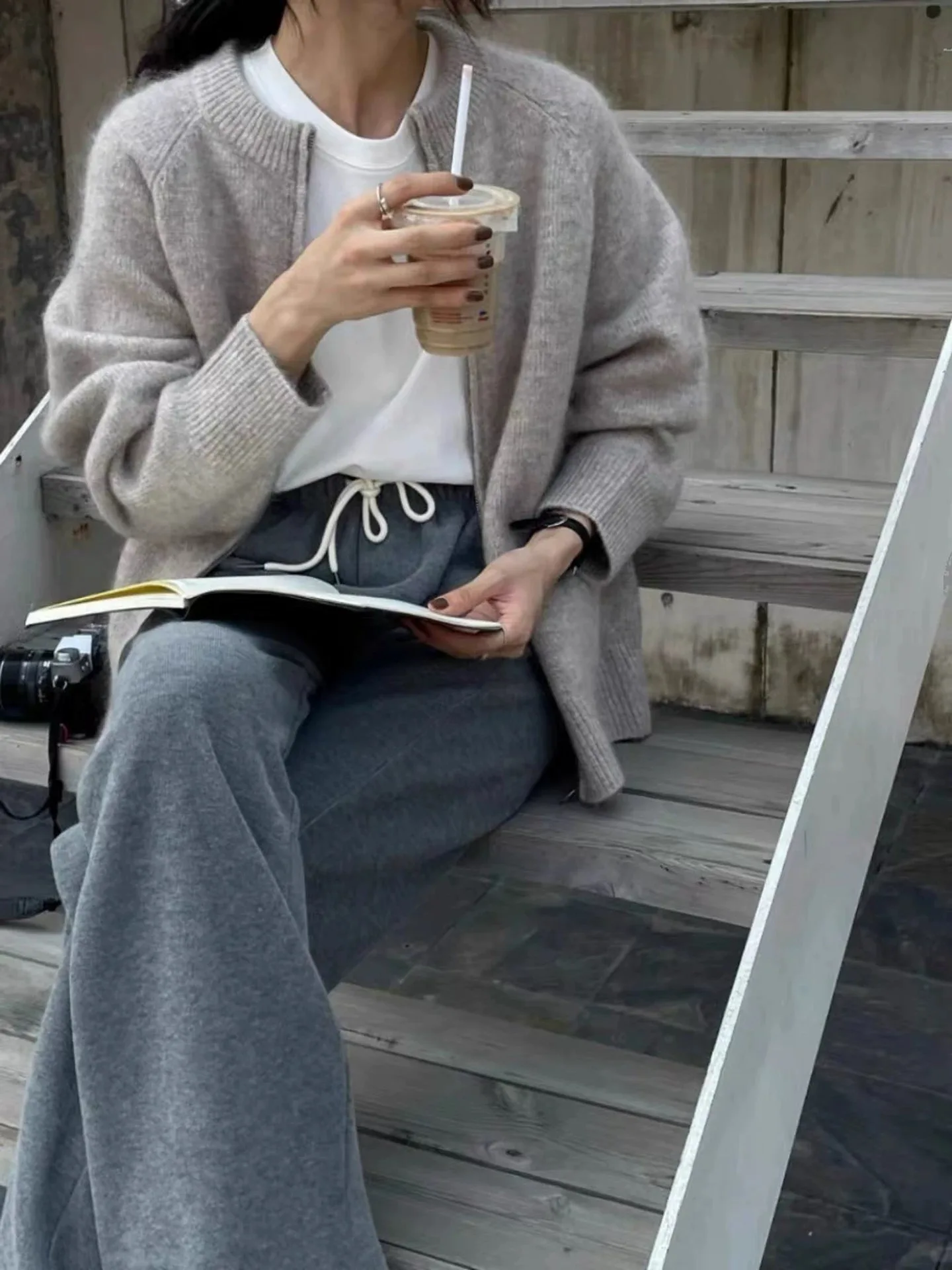 سترة صوفية جديدة لخريف 2025 بسحاب للنساء من الكشمير الخالص سترة سميكة محبوكة أوروبية راقية