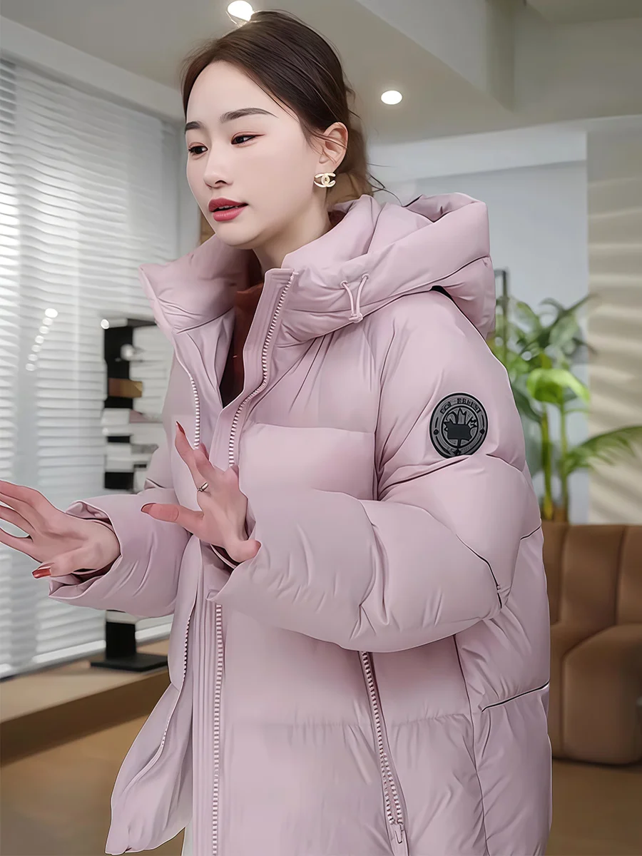 Różowy płaszcz puchowy do połowy łydki, damski, zimowy, ciepły, ze stójką, stylizowany na płaszcz typu bread coat, ocieplany, długi, zapinany na zamek.