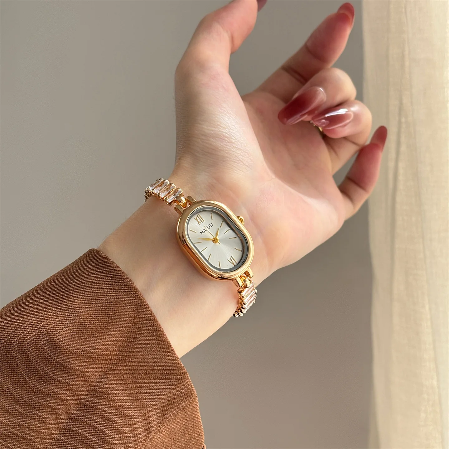 Квадратные овальные женские часы с бриллиантами и стразами - высококачественные, простые и модные, элегантные стильные часы