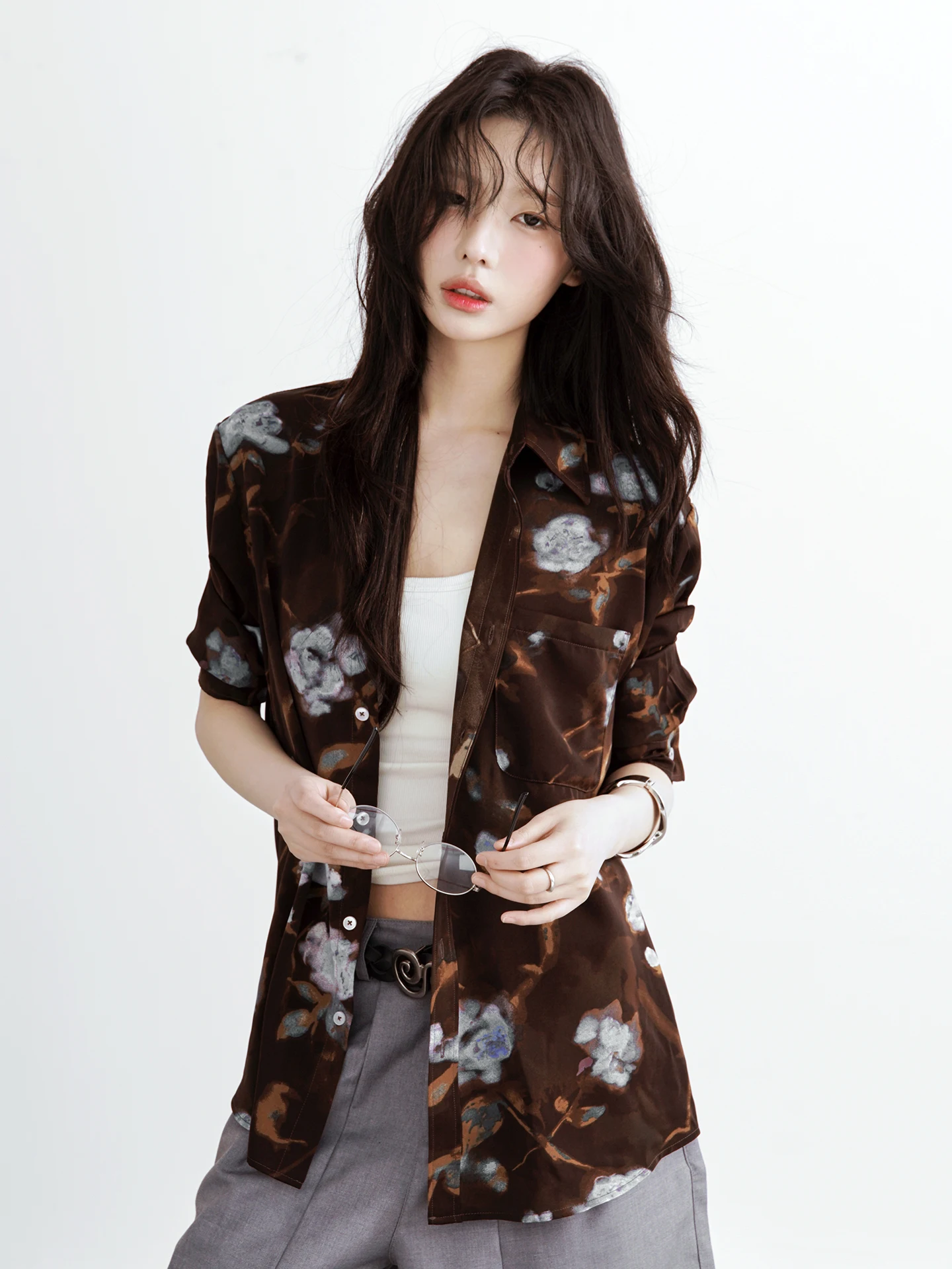 

Ретро-рубашка в гонконгском стиле с длинным рукавом и цветочным принтом, женская, свободного кроя, нейтральная, весна 2026, новая модель, из полиэфирного волокна, повседневный топ