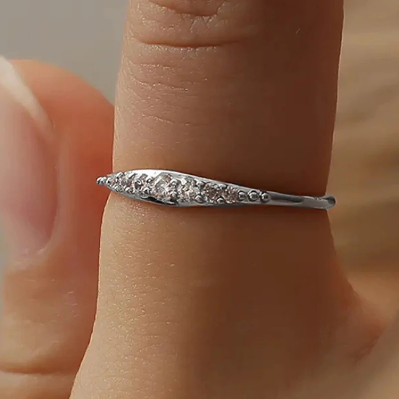 Huitan Daily Wear Damenringe, Statement, 3 Metallfarben, schlicht, stilvoll, dünne Ringe mit glänzendem CZ-Stein, minimalistischer Schmuck