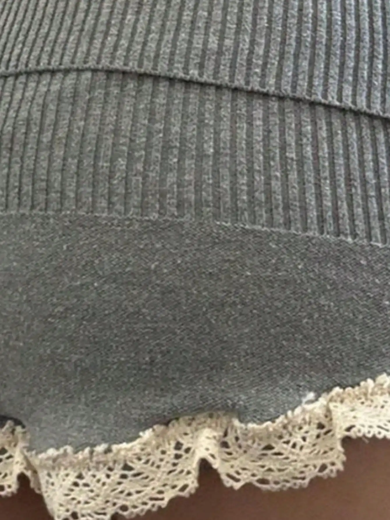 Rok Mini Rajut Abu-abu dengan Hiasan Renda dan Detail Ikat Samping