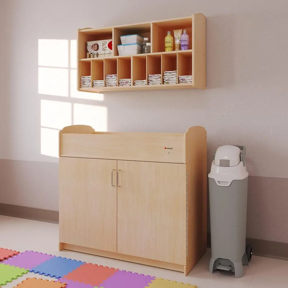 Serenity Daycare's stevige houten commode met opbergruimte, verstelbare veiligheidsriem en matras van natuurlijk schuim