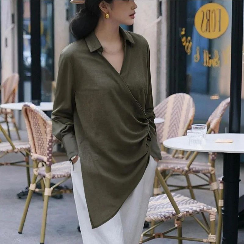 بلوزة نسائية جديدة لخريف 2025 غير رسمية متعددة الاستخدامات مزدوجة الصدر غير متماثلة ثنيات بلون سادة ، أوروبية وأمريكية