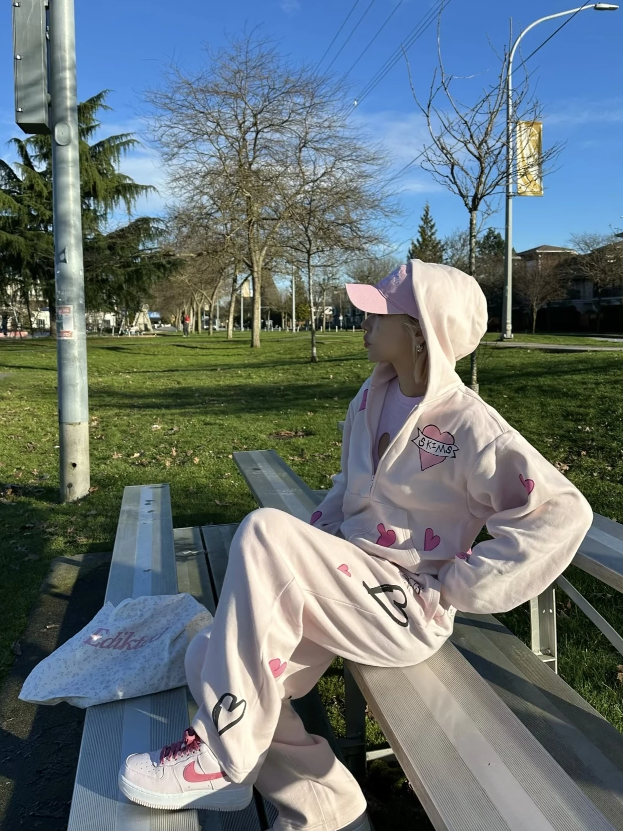 

Комплект на День святого Валентина: розовое худи с сердечками на молнии и брюки прямого кроя, женский модный весенний наряд