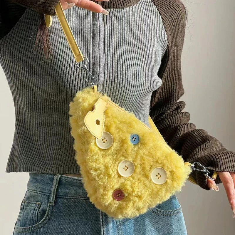 Bolso cruzado de dibujos animados con botones bonitos japoneses a la moda de otoño e invierno, bolso de un solo hombro, bolso de mujer de queso de felpa Kawaii