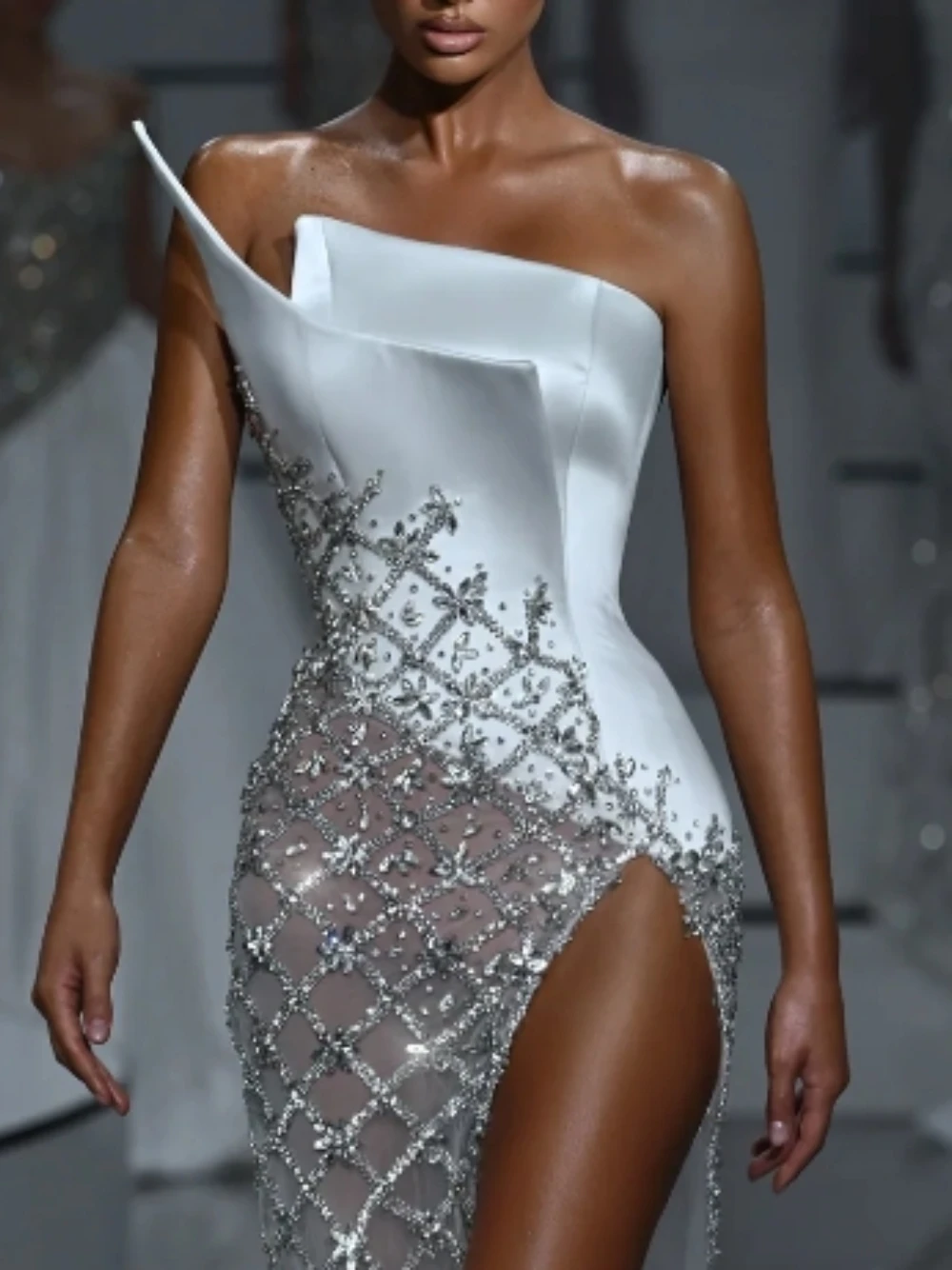 Sexy High Slit Wedding Dress Opulent Crystals Sequined Bridal Gown Sleeveless Modern Illusion Customized Women Bride Wear