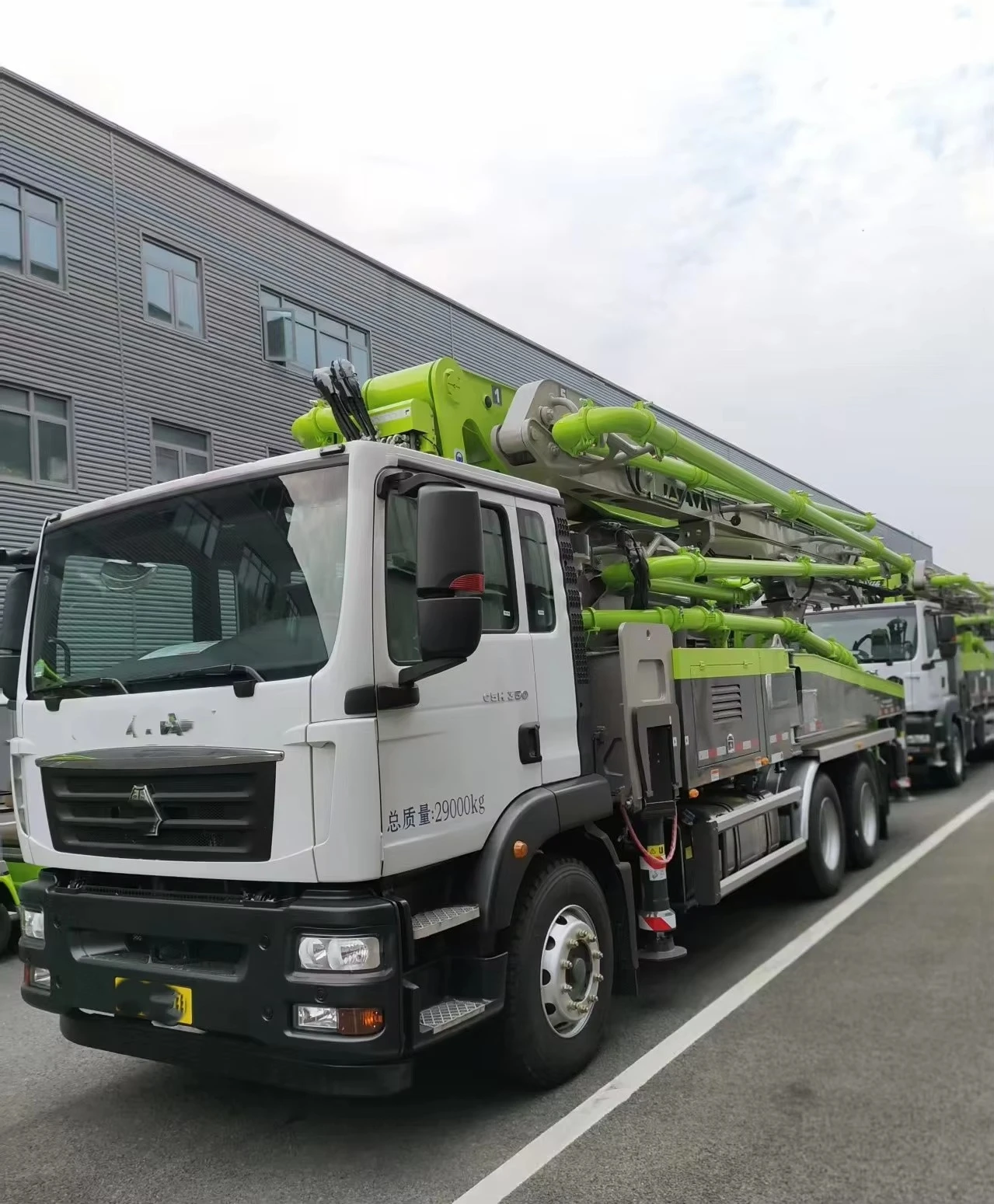 China Top Brand New Concrete Pump Truck  43m High Pressure Cement Boom Pump with Remote Control for Construction