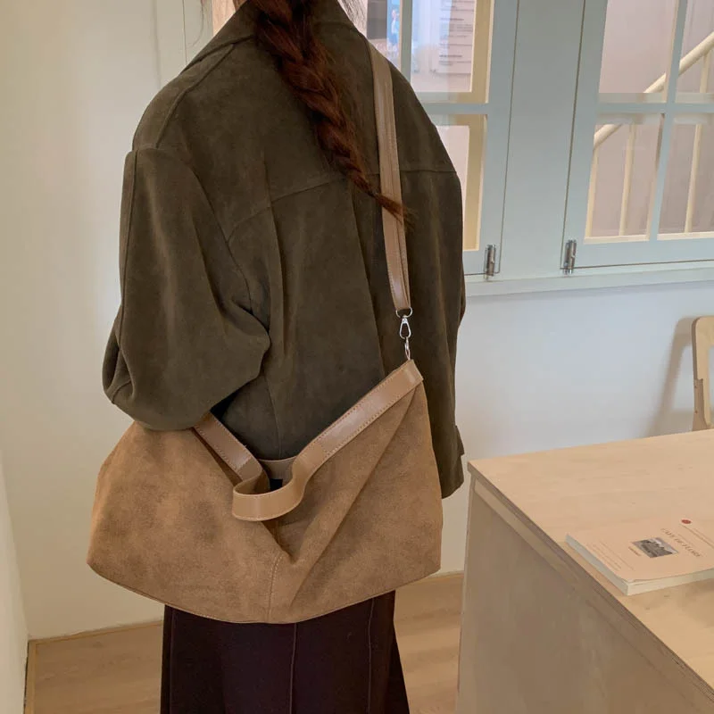 Große Umhängetasche mit Struktur, mattiertem Finish und Reißverschluss, Schultertasche, einfarbig, weiches, mattes Wildleder, Boston-Tasche, schlichter Stil. – Detail 11