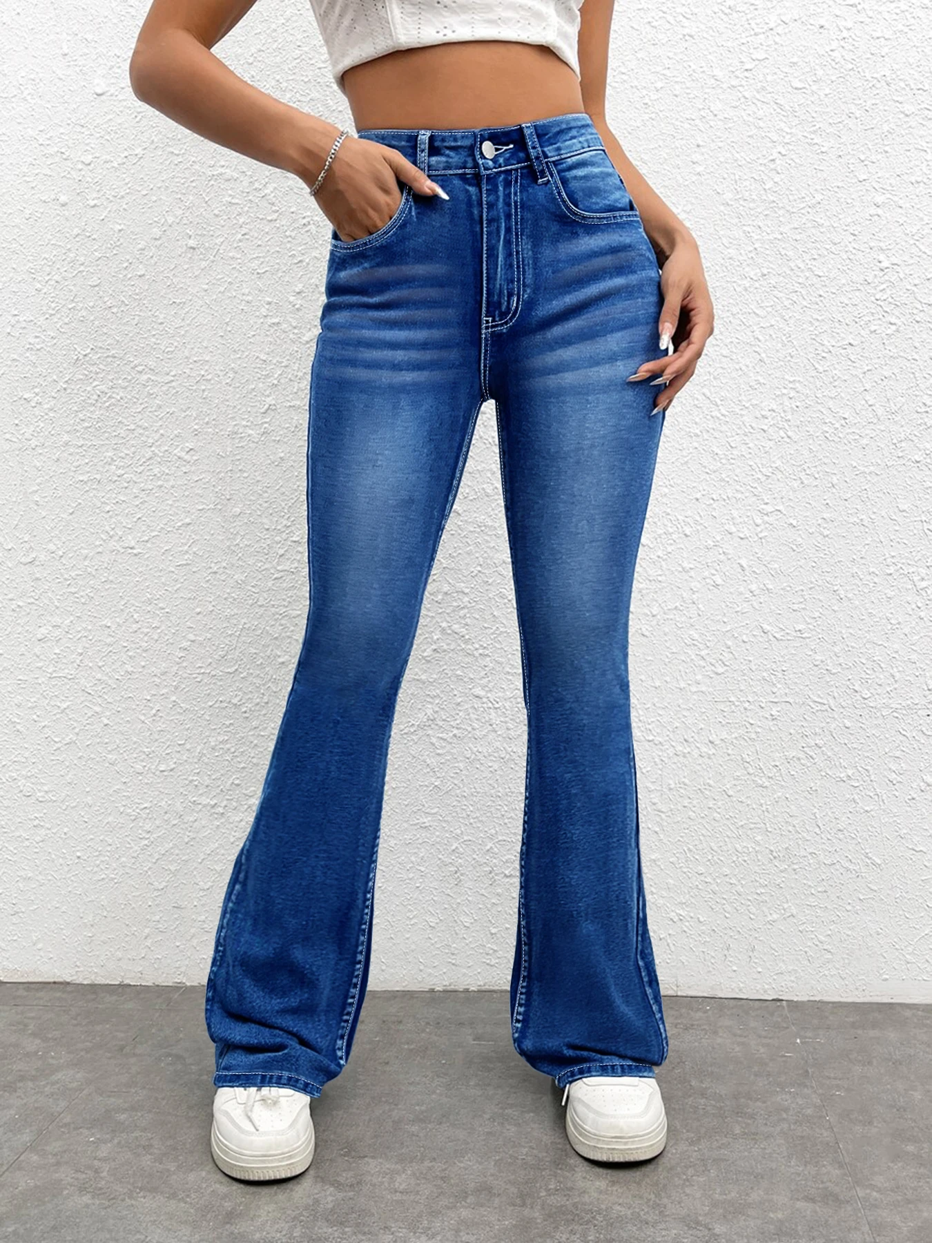 Jean évasé brodé bleu foncé taille haute grande taille pour femme, jean évasé décontracté de style Y2K doux et cool, avec dessin animé e