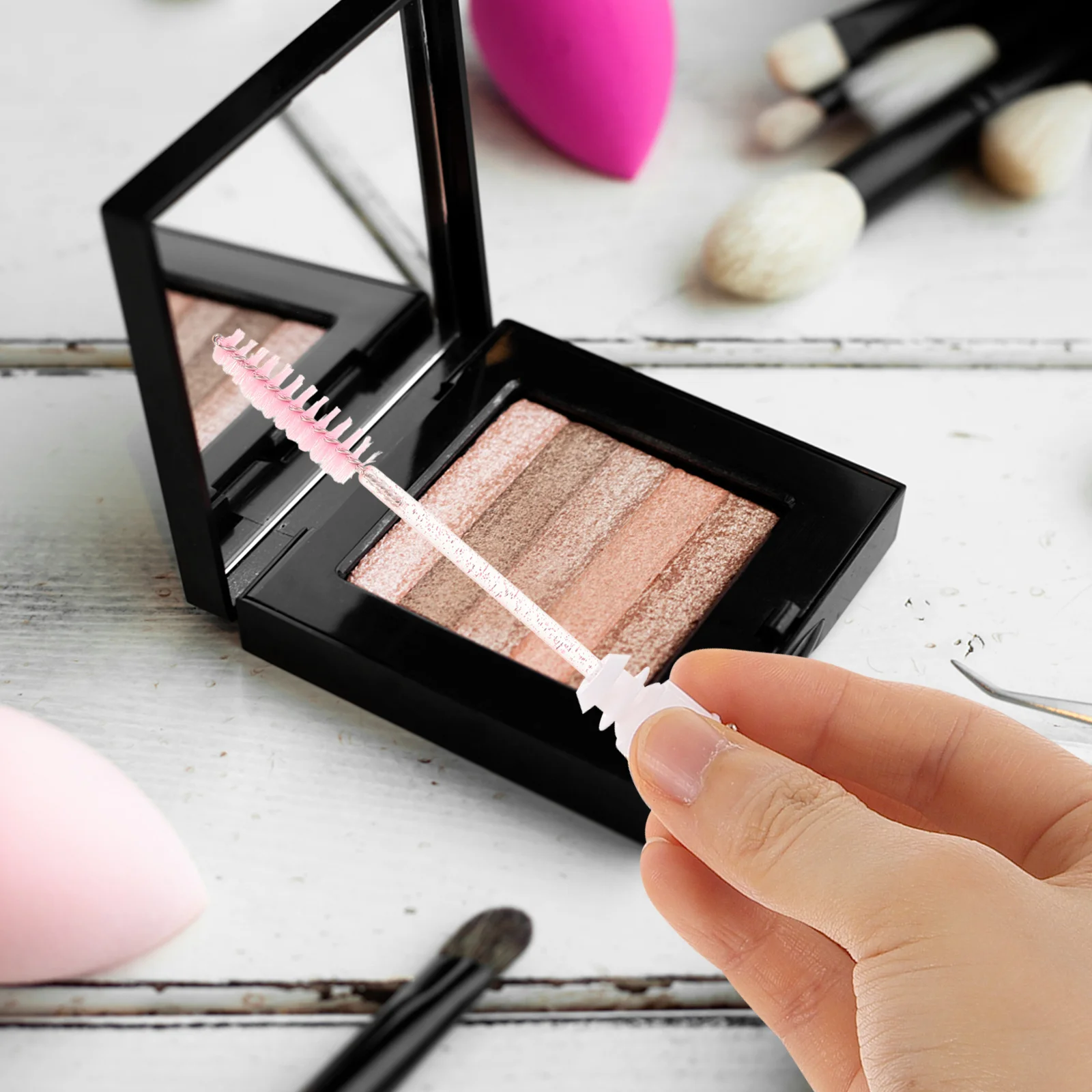 Szczoteczka do rzęs z osłonką ochronną, wielofunkcyjna szczoteczka do rzęs do nakładania tuszu i separacji rzęs, narzędzia do makijażu oczu.