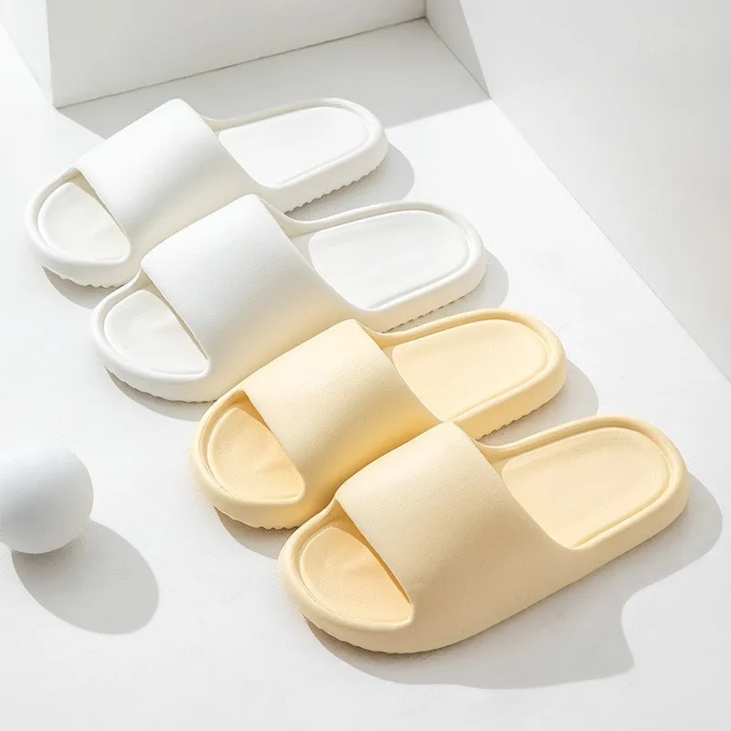 2025 Sandalias de verano con suela gruesa para mujer para usar afuera y se siente como pisar en las freces. Zapatillas de baño de interior con suela blanda