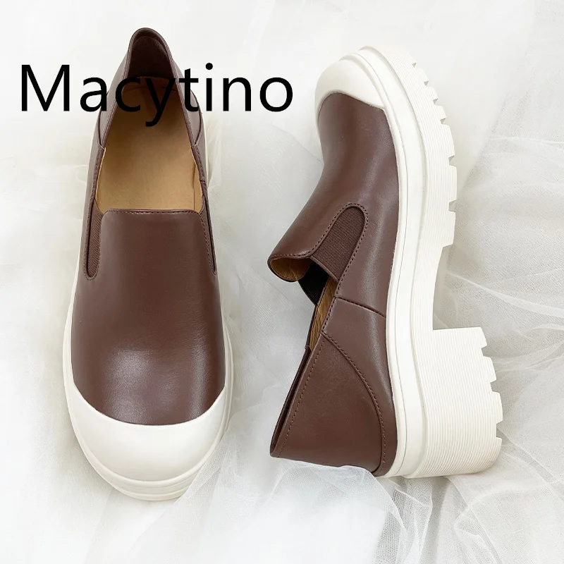 Mocassini estivi 2024 scarpe da città da donna marroni spesse con suole spesse a testa tonda due scarpe singole a pedale Casual in pelle da indossare