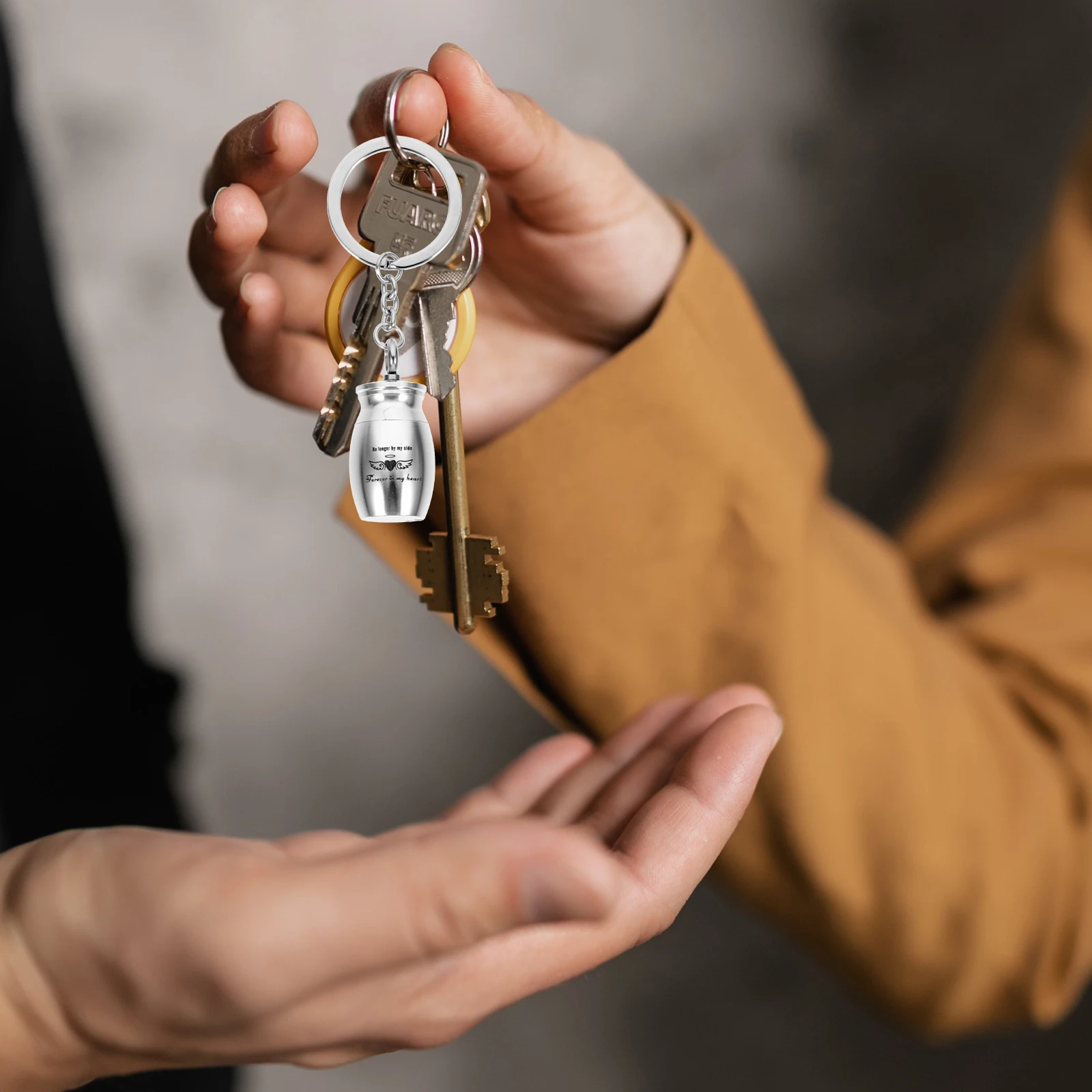 

Cremation Key Chain Mini Ash Keepsake Container Lightweight Metal Portable Pet Memorial Pendant Small Pet Urn Container Ash Key