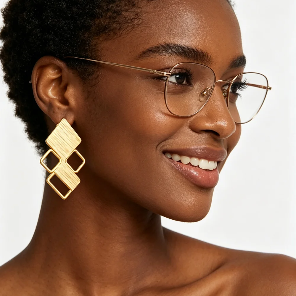 Damen-Set aus 18K vergoldeten, gebürsteten, gestapelten, hohlen, quadratischen, geometrischen Ohrringen und Ringen – Afrikanisches Ethno-Statement-Schmuckstück für Hochzeit und Party – Geschenk – Detail 3