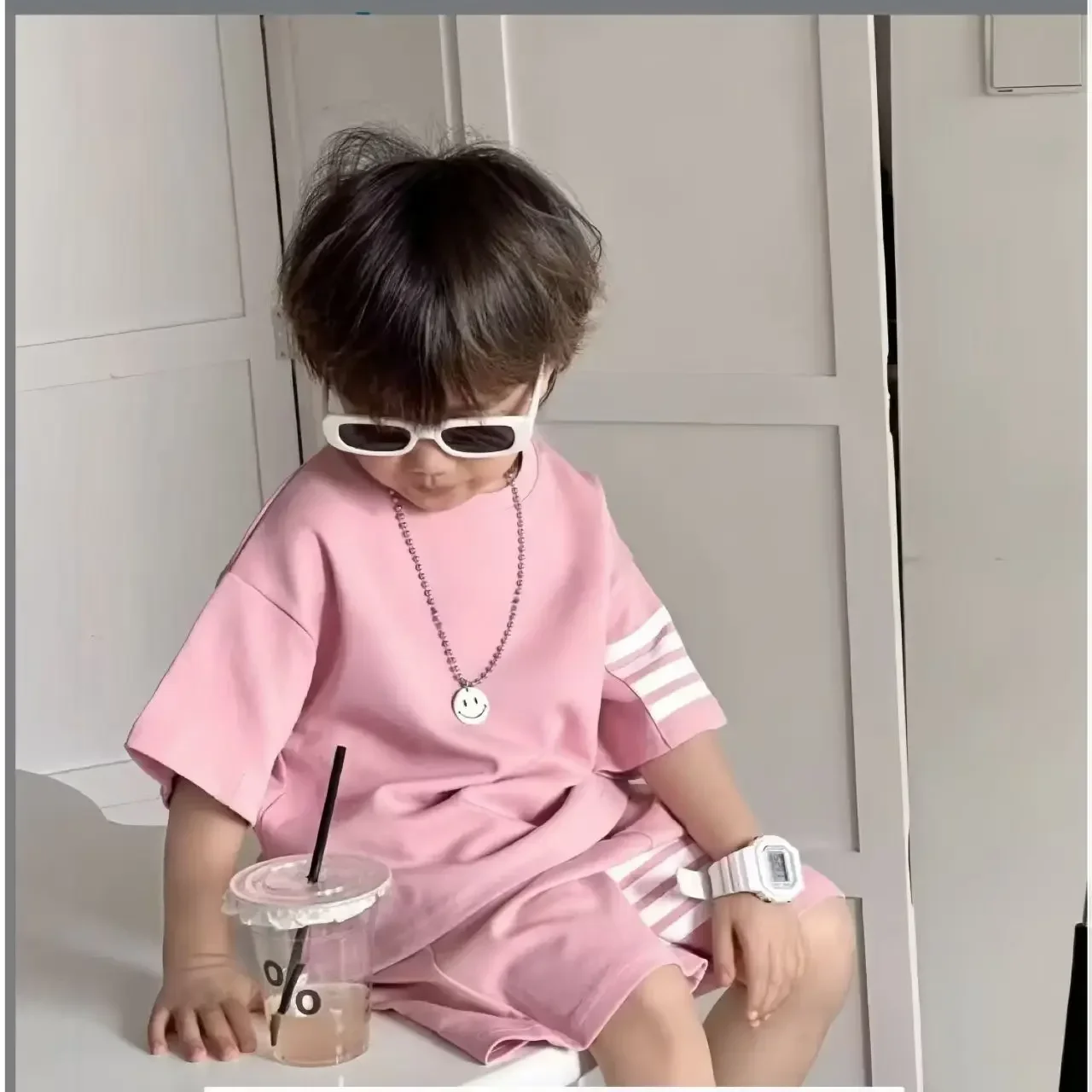 

Корейская версия, новые повседневные спортивные шорты с короткими рукавами для малышей, красивый детский комплект из двух предметов в полоску с принтом