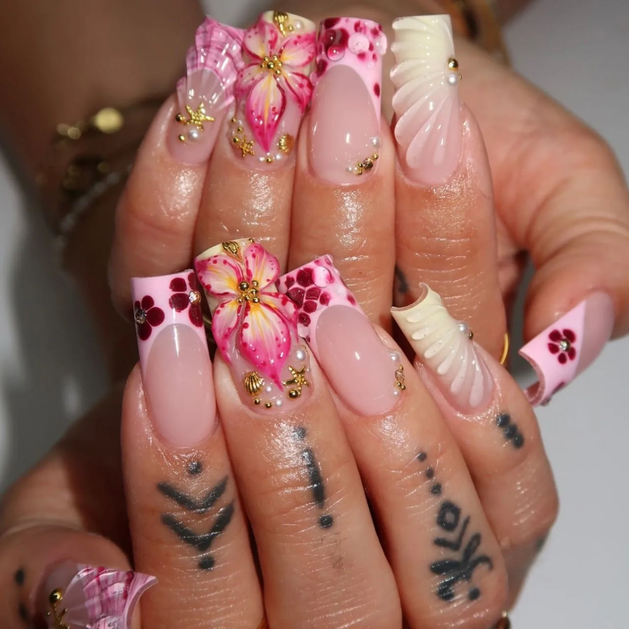 Faux ongles français à pression bleu, 24 pièces, sur fleur 3D, coquille d'étoile de mer, mi-longs, carrés, portables, couverture complète, pointe d'ongle