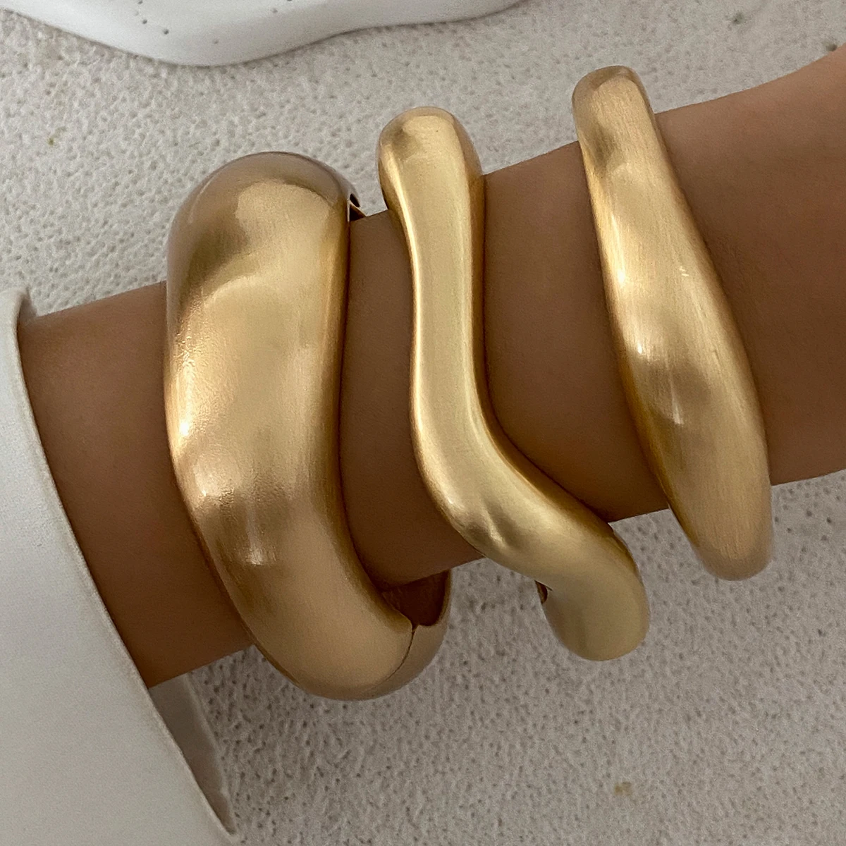 Ingemark Kreative Hip Hop Matte Heavy Metal Chunky Frühling Armreifen für Frauen Neue Trend Gold Farbe Arm Armbänder Grunge Schmuck