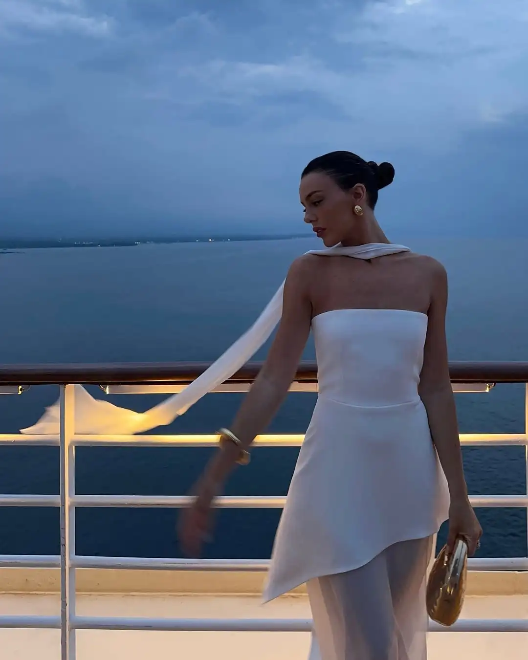 MD Elegante Senza Spalline Irregolare Abito Da Sposa Illusion Side Split Raso Abito Da Sposa Pavimento-Lunghezza Vestido De Noiva Personalizzato 2025