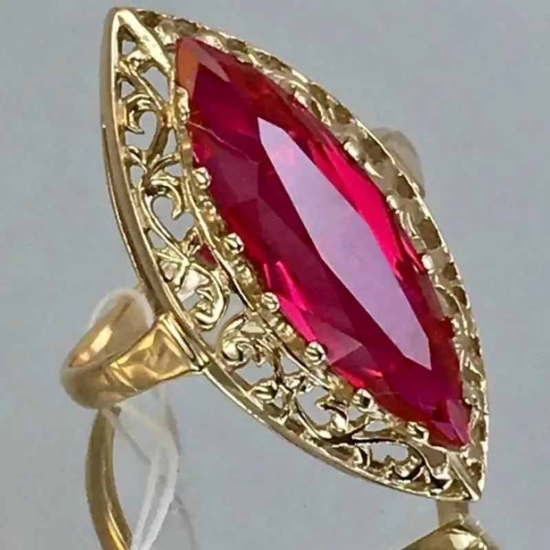 Huitan Marquise Rot Zirkonia Ringe für Frauen Temperament Elegante Aushöhlen Dame Zubehör Hochzeit Party Mode Schmuck