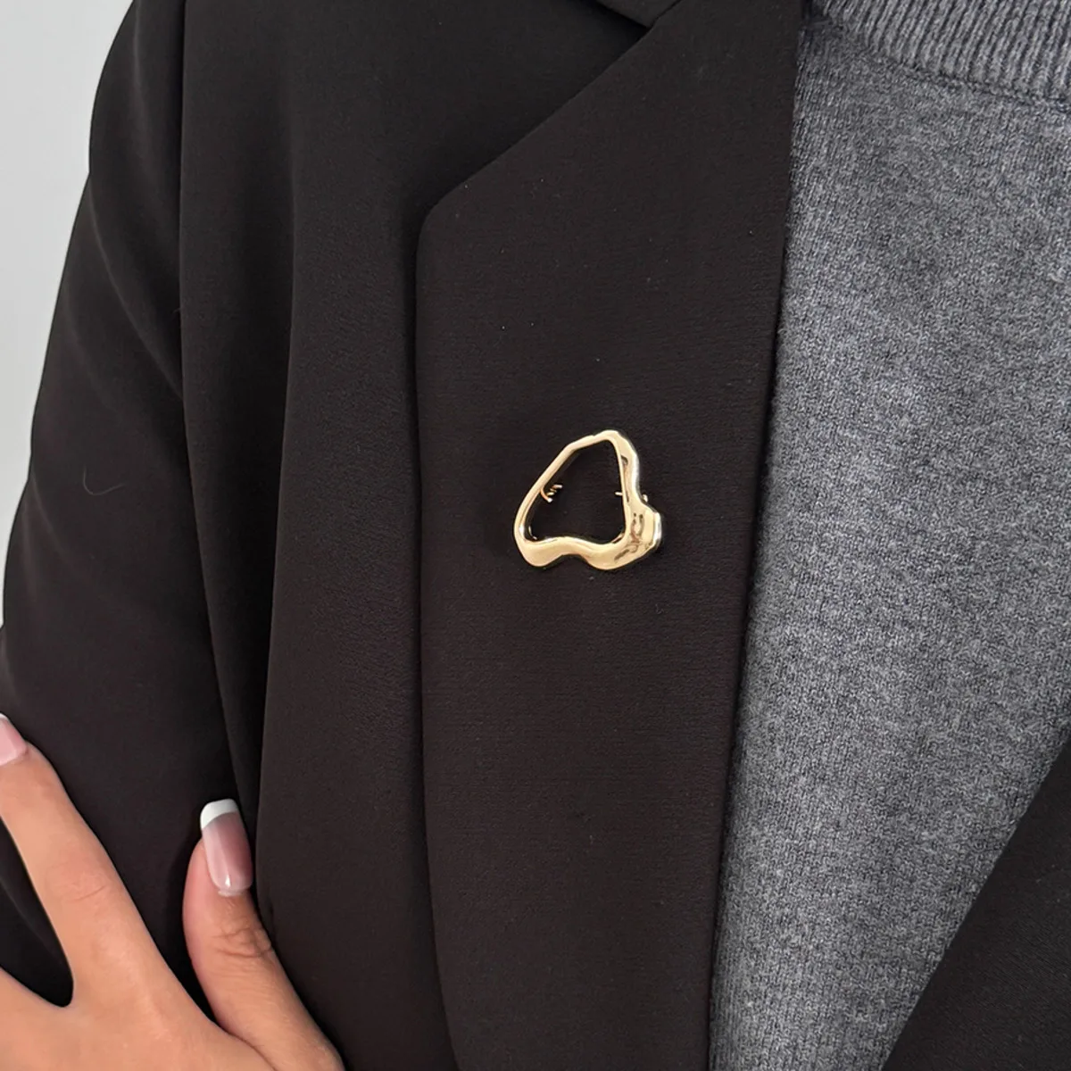 SHIXIN Trendy Irregular Geometric Brooches for Women Minimalist Metal Gold Color Brooch Pin Suits Clothes Jewelry Accessories