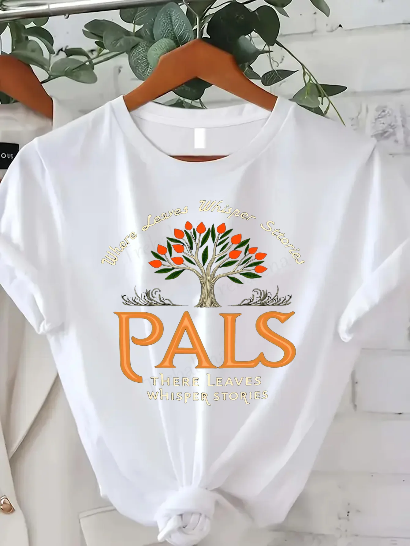 

Comfortable Women's Print T-shirt "Whispering Leaves 'PALS' T-Shirt - Cozy Fall Style for Women"