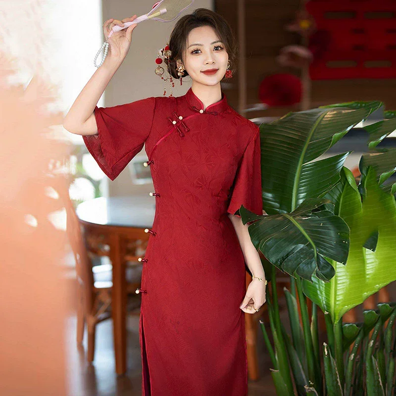 

Новинка 2023 года, сексуальное красное женское атласное платье Cheongsam с воротником-стойкой в китайском стиле, улучшенное женское жаккардовое платье Ципао с большими рукавами