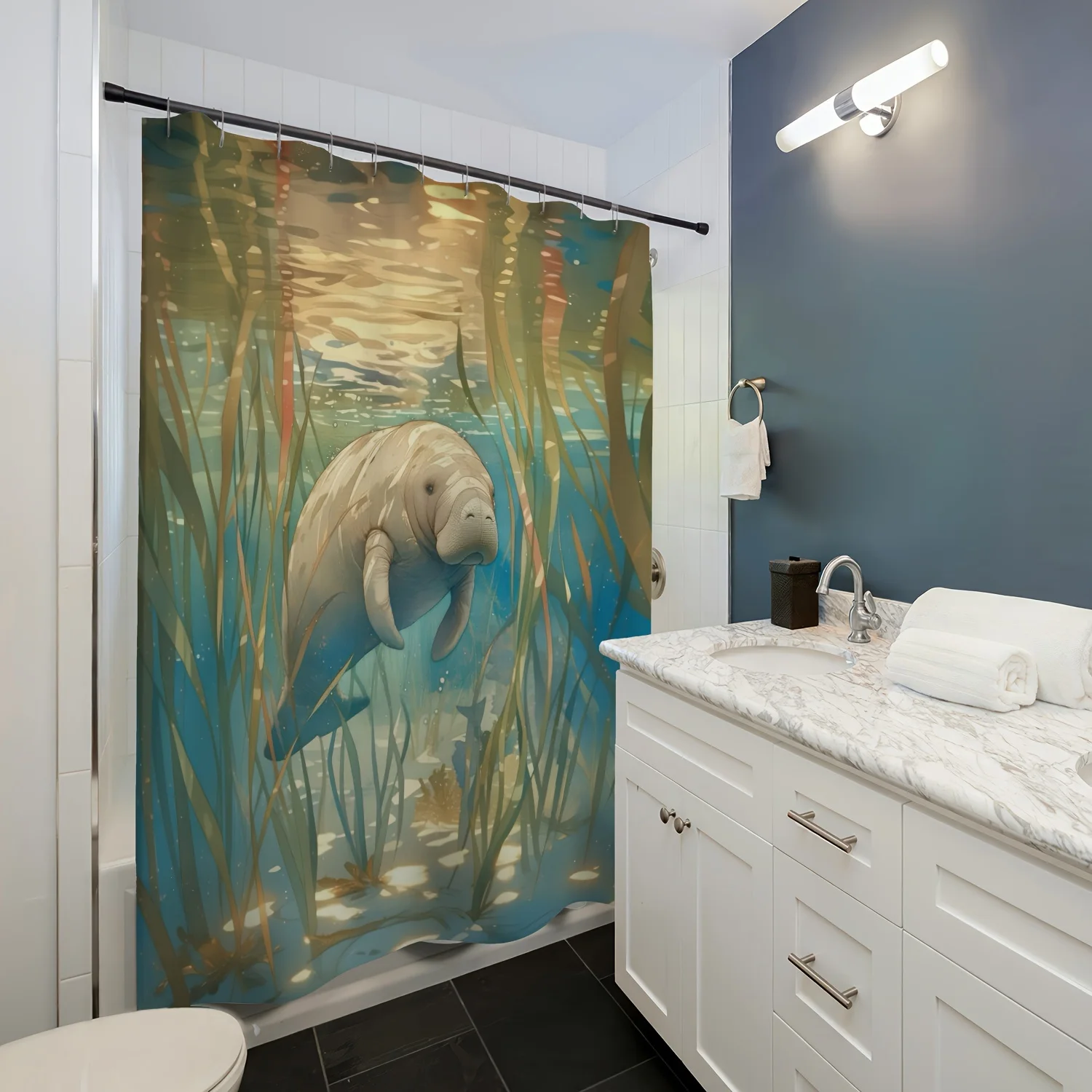 

Водонепроницаемая занавеска для душа с логотипом из морских водорослей для вдохновленной океаном и расслабляющей атмосферой ванной комнаты