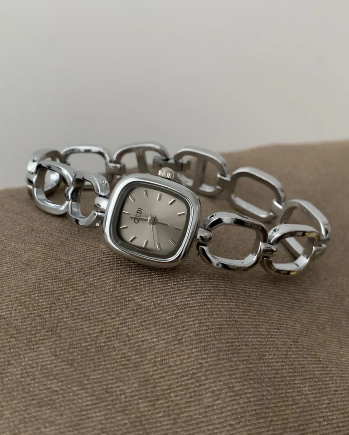 Silver Hollowed-Out Square Bracelet, Stylish And Elegant, Perfect For Casual Students. A High-End Selection Of Watches.