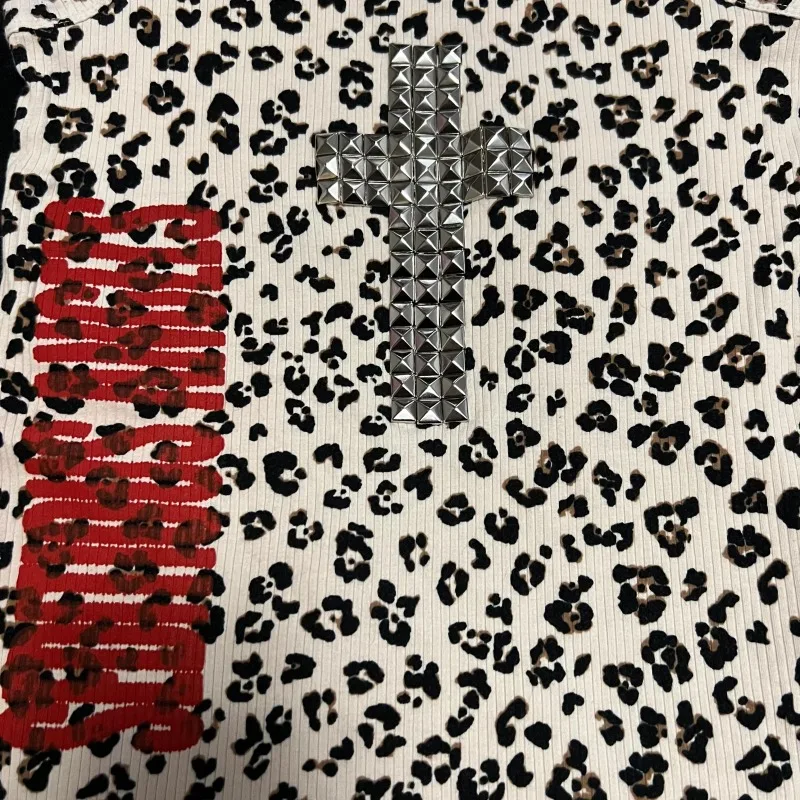 

2025 новый европейский и американский повседневный уличный женский жилет в стиле Харадзюку с перекрестными заклепками и принтом пуповины в стиле хип-хоп, винтажный жилет