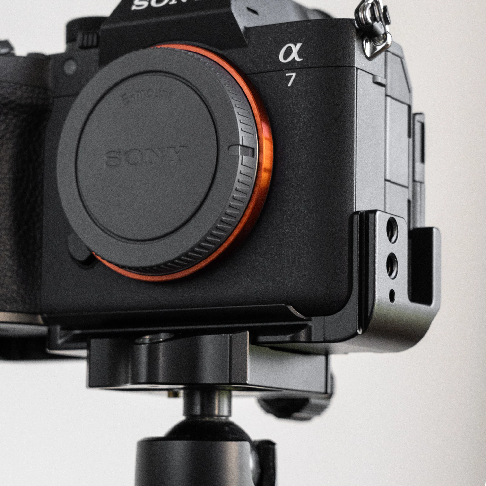 YUWOOD für Sony A7R5 / A7M4 Kamera-Cage mit Holzgriff und integrierter Schnellwechselplatte für Arca-Swiss Cage Rig Kit – Detail 2
