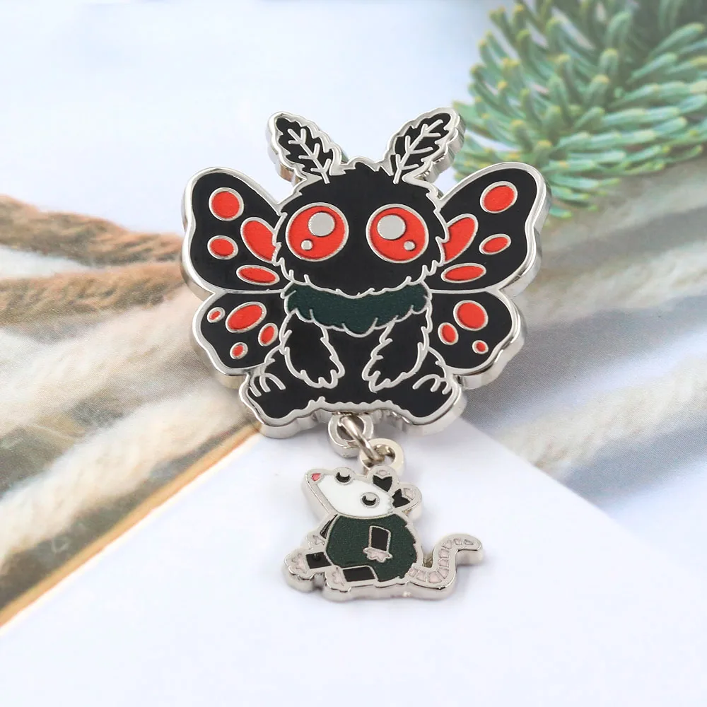 Lustige Chibi-Mothman-Emaille-Pins, kreative niedliche Kryptid-Broschen mit hängendem Opossum, skurriles Monster-Abzeichen mit roten Augen, Anstecknadel-Geschenk – Detail 7