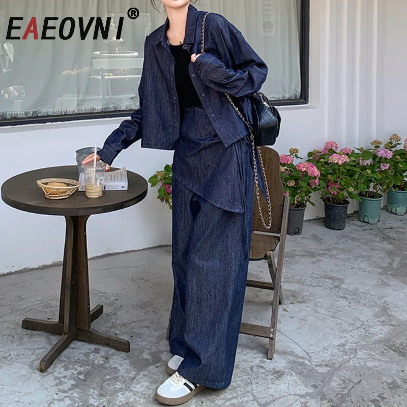 

EAEOVNI Синий джинсовый модный комплект из 2 предметов, женская короткая рубашка с лацканами и пуговицами + длинные брюки в стиле пэчворк, уличная одежда, новинка 2025, 1A1131