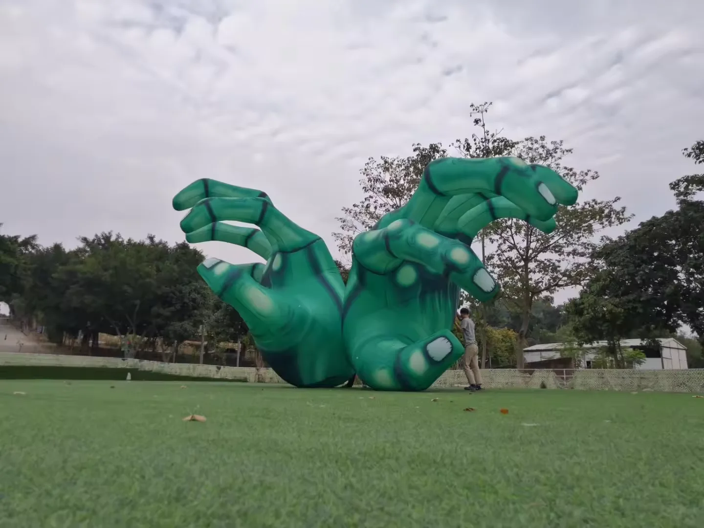 Mão de esqueleto inflável para decoração de Halloween ao ar livre, mão gigante do crânio do fantasma verde, decoração do partido do festival