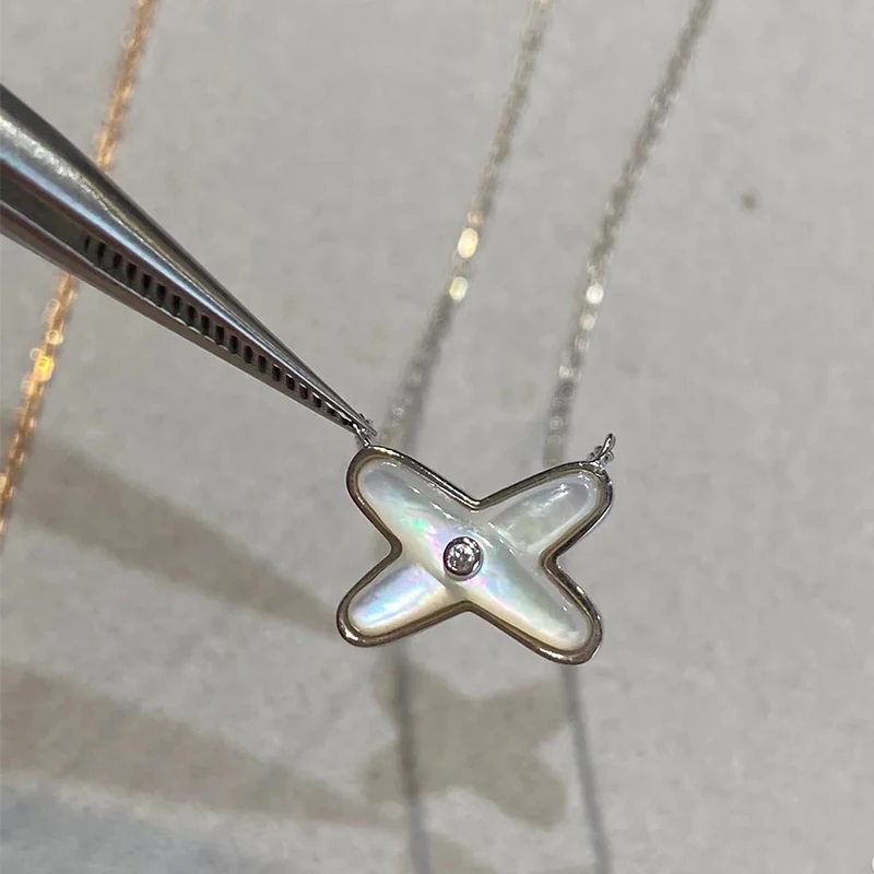 Zarte Vier-Sterne-Mutterperlen-Halskette mit natürlicher weißer Muschel, minimalistischer Schmuck, Geschenk für Frauen. Weihnachtsgeschenk – Detail 3